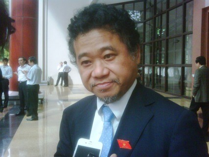 Ông Đặng Thành Tâm trả lời phỏng vấn báo chí bên hành lang Quốc hội